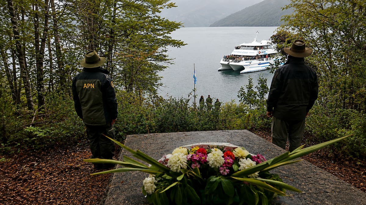 Tumbas insólitas en Argentina: los próceres que fueron enterrados en islas, paredes y edificios públicos