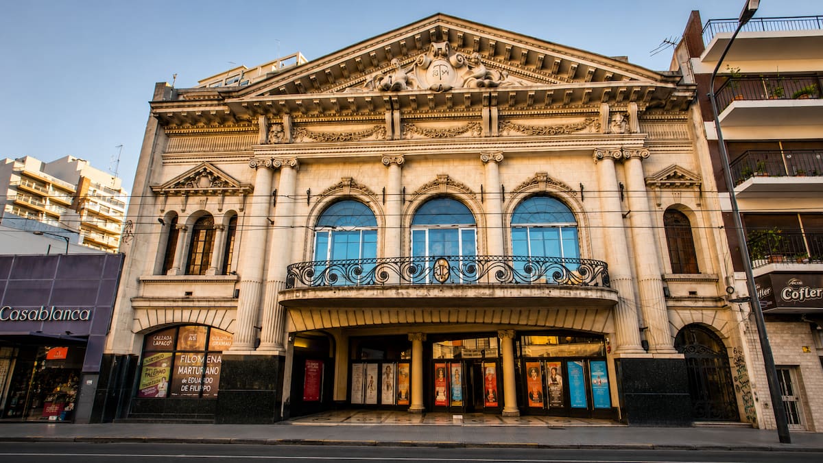 No está en Avenida Corrientes: el teatro donde Carlos Gardel cantó por última vez en Buenos Aires sigue en pie