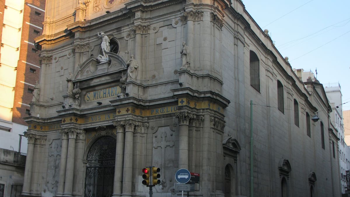 La iglesia porteña que fue hospital en las Invasiones Inglesas cumple 300 años y esconde más de 100 murales