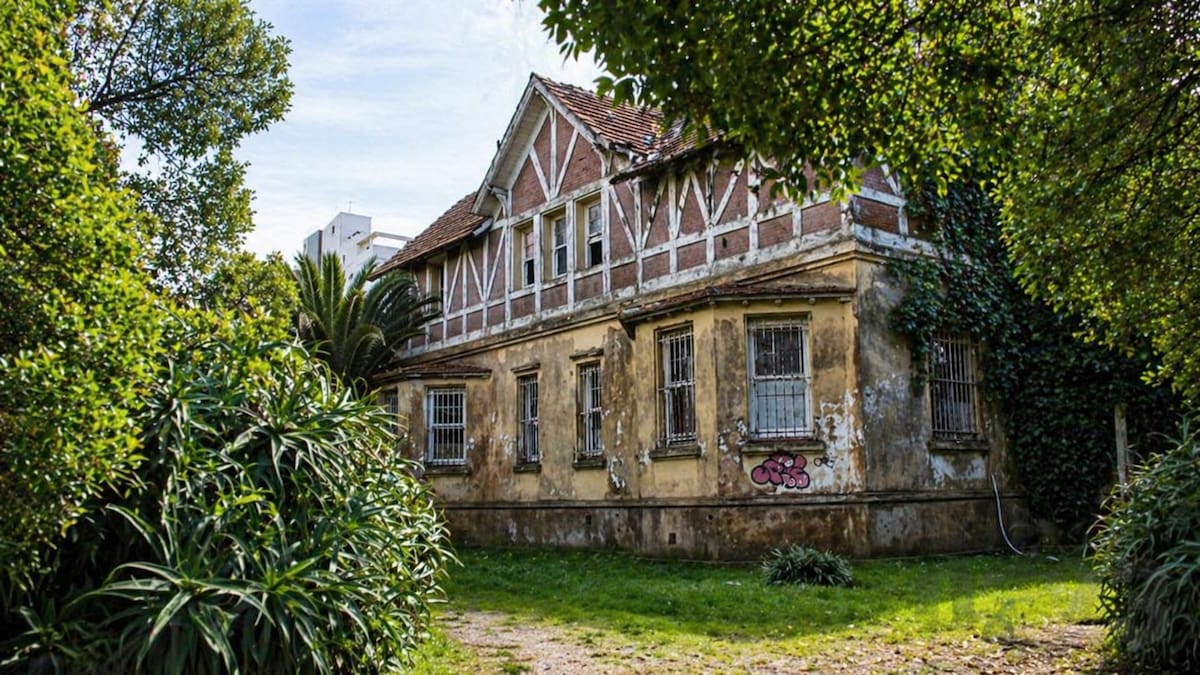 Fue construida sobre un antiguo cementerio y hoy está abandonada: la inquietante casa de Mar del Plata que nadie logra olvidar