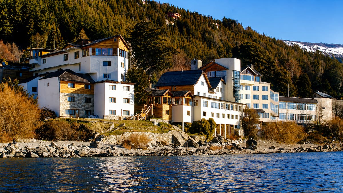 La historia del Hotel Huemul, el clásico de Bariloche de 98 habitaciones que definió una postal patagónica
