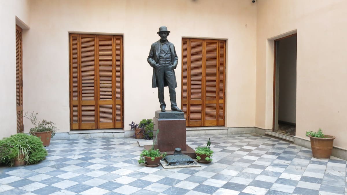 En 1860, Bartolomé Mitre alquiló una casona colonial de 1785: fue su residencia presidencial, fundó un diario y reunió 40.000 libros