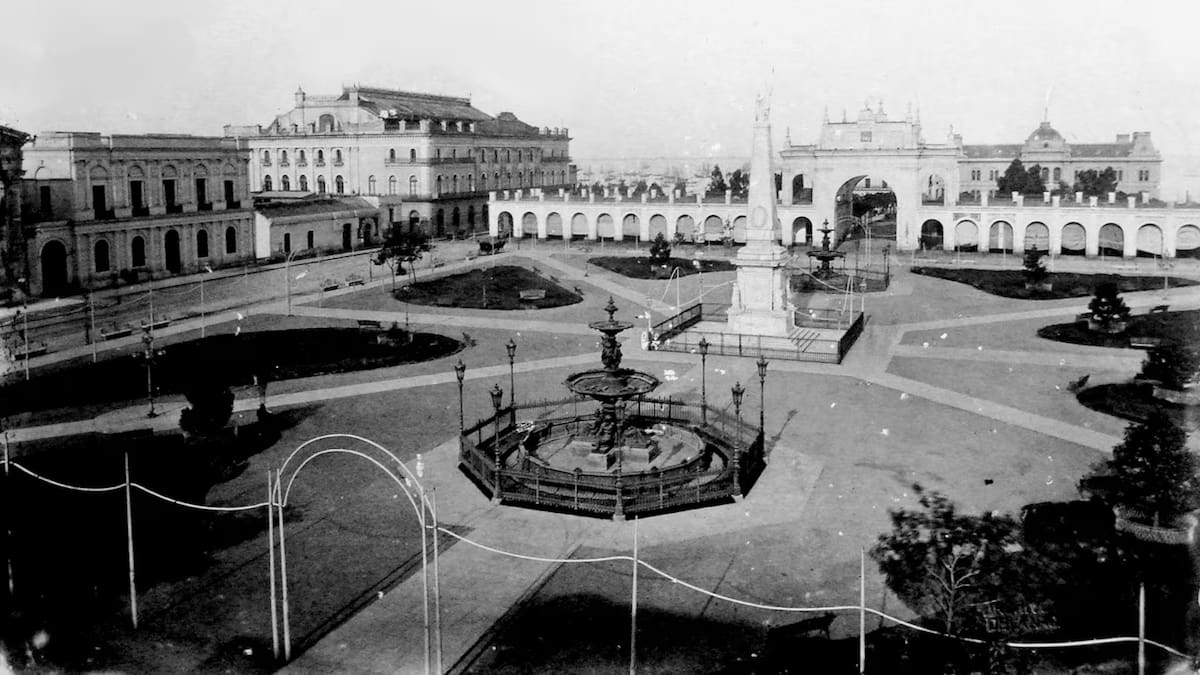 El edificio que dividió a la Plaza de Mayo en dos hasta 1884: así se veía este ícono de la historia argentina