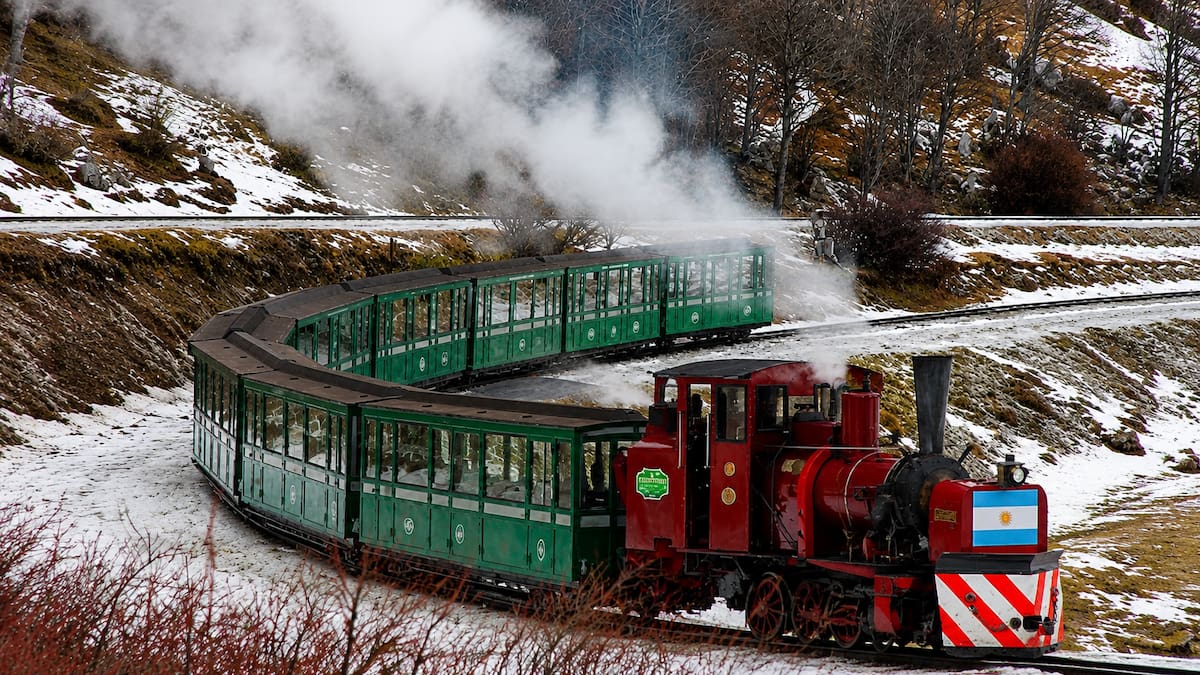 El tren que construyeron presos peligrosos en el fin del mundo y hoy deslumbra a turistas de todo el planeta
