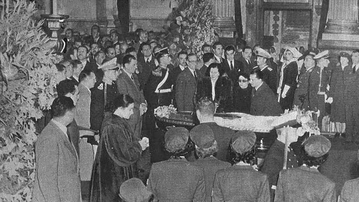 El día que Argentina se quedó sin flores: datos impactantes que seguro desconocías sobre el funeral de Eva Perón