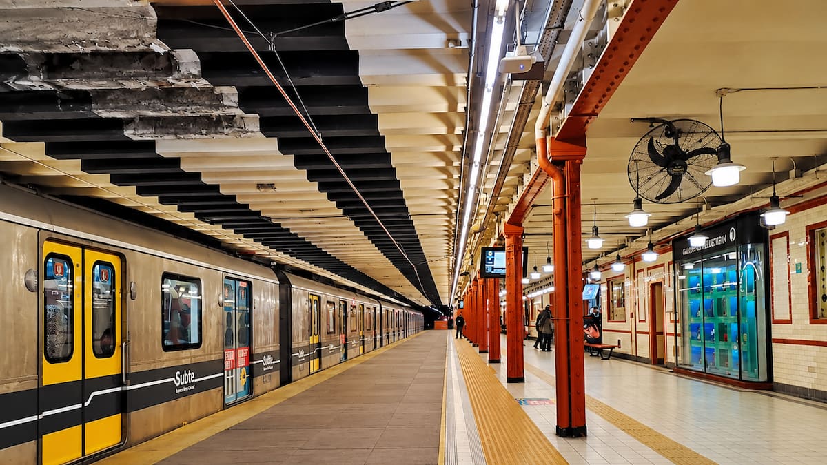El “código de colores” del Subte porteño: por qué las estaciones se pintaron para guiar a una Buenos Aires que no leía