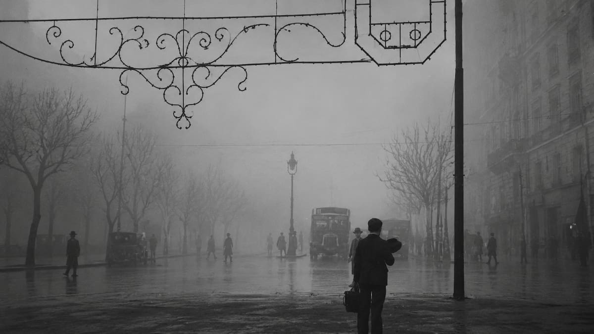 Buenos Aires bajo la niebla: la postal de 1926 que revela cómo se movía la ciudad cuando no se veía nada
