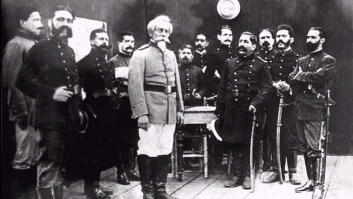 Sáenz Peña (primer de derecha a izquierda) con parte del ejército peruano
