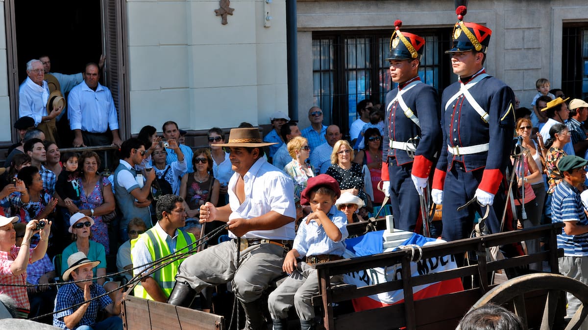 25 de Mayo, Patria y pastelitos: los festivales cerca de Buenos Aires con comida criolla, ferias y folklore