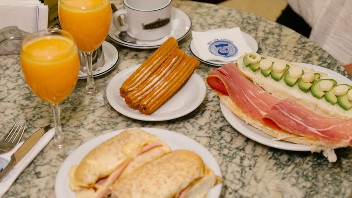 Sándwiches y cafés en Buenos Aires: un recorrido por los bares históricos donde todavía se sirve la memoria porteña