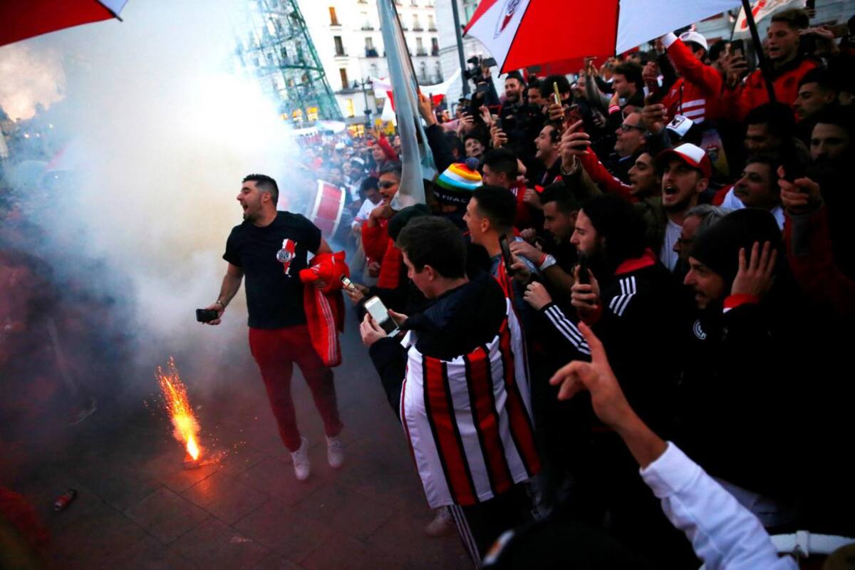 Histórico banderazo de River en España por la Superfinal, Reuters