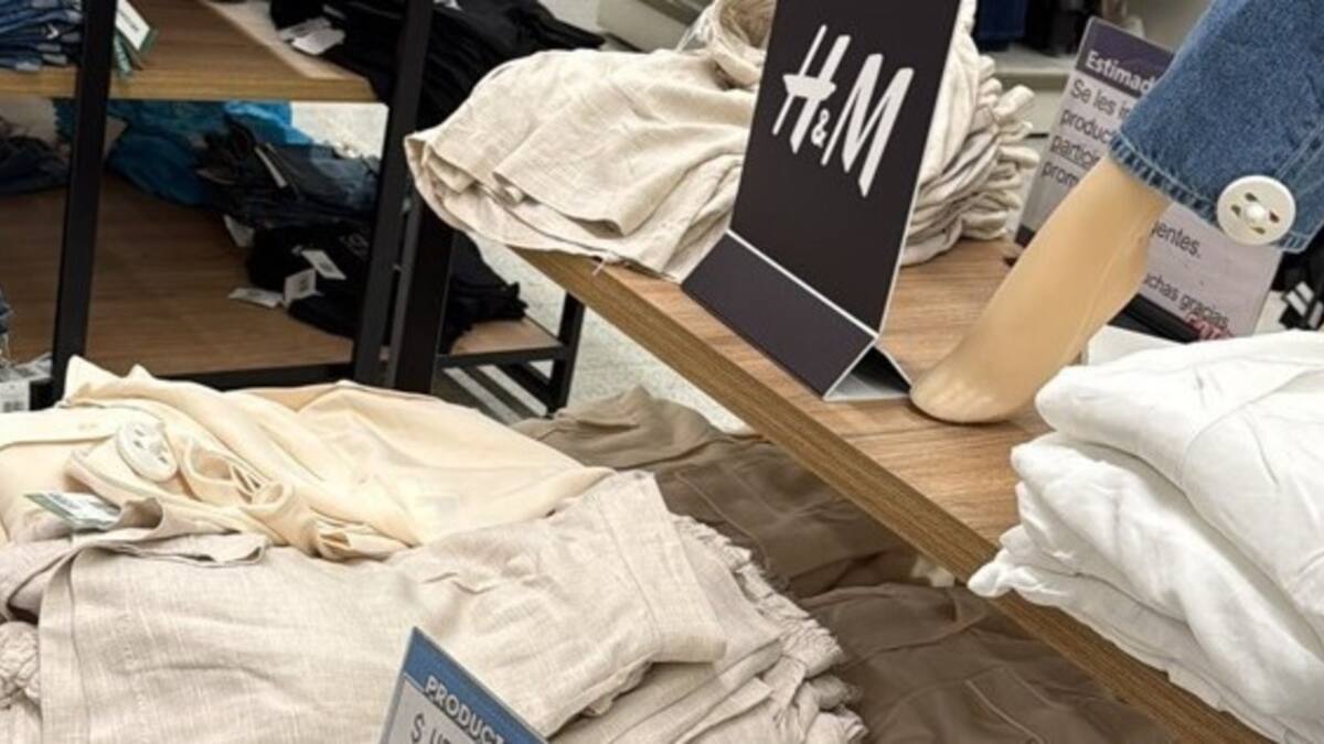 Una reconocida cadena de supermercados empezó a vender ropa de H&M en algunas de sus sucursales.
