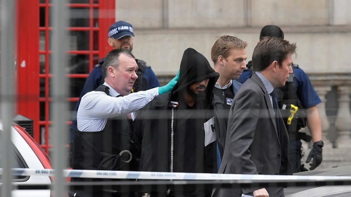 Hombre armado con cuchillo en Parlamento británico (Reuters)