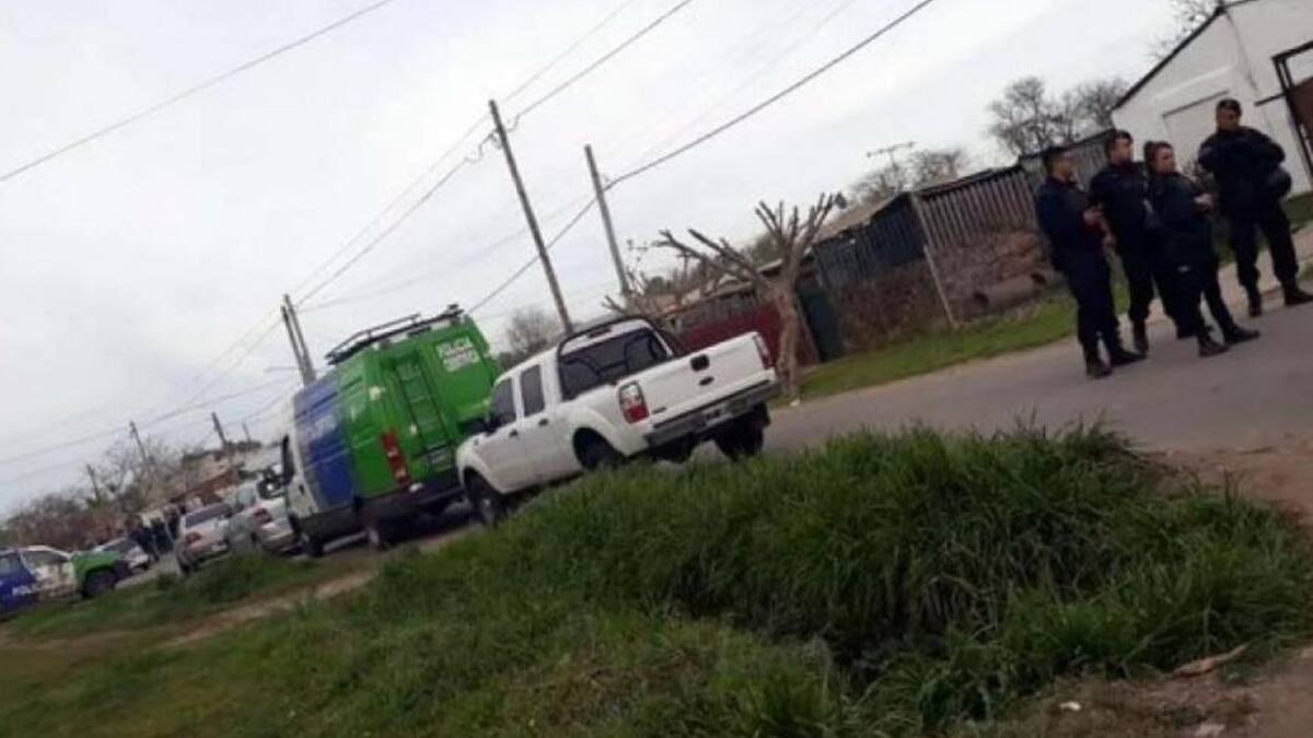 Hombre atrincherado con un niño en Los Hornos