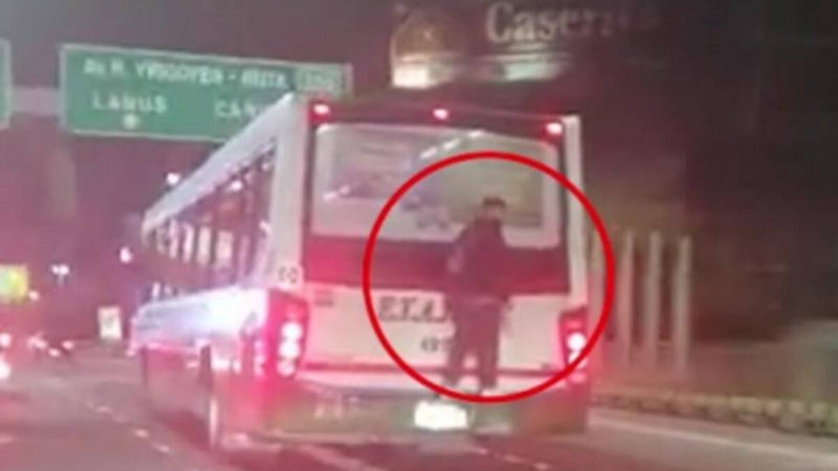 Hombre colgado de coletivo. Foto: captura video