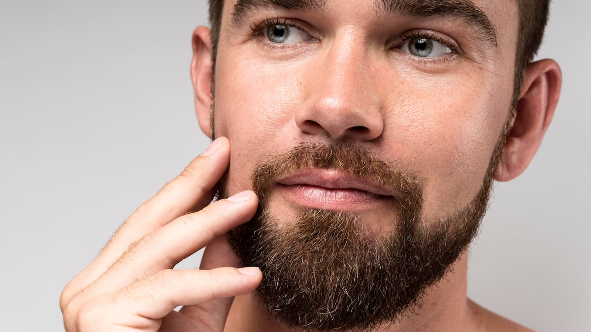 Hombre con barba, estilismo, belleza.