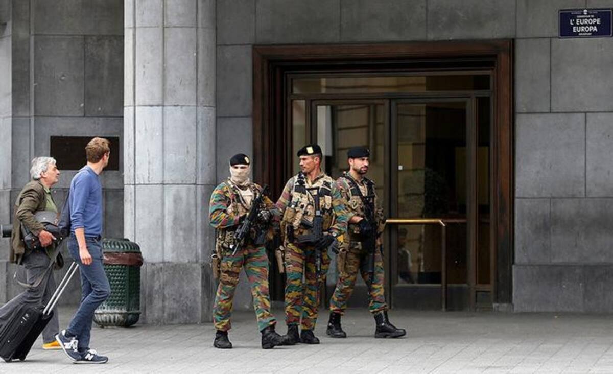 Hombre con cinturón explosivo en Bruselas