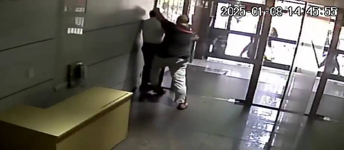 Hombre denunciado por vecinos en Balvanera. Fuente: Captura