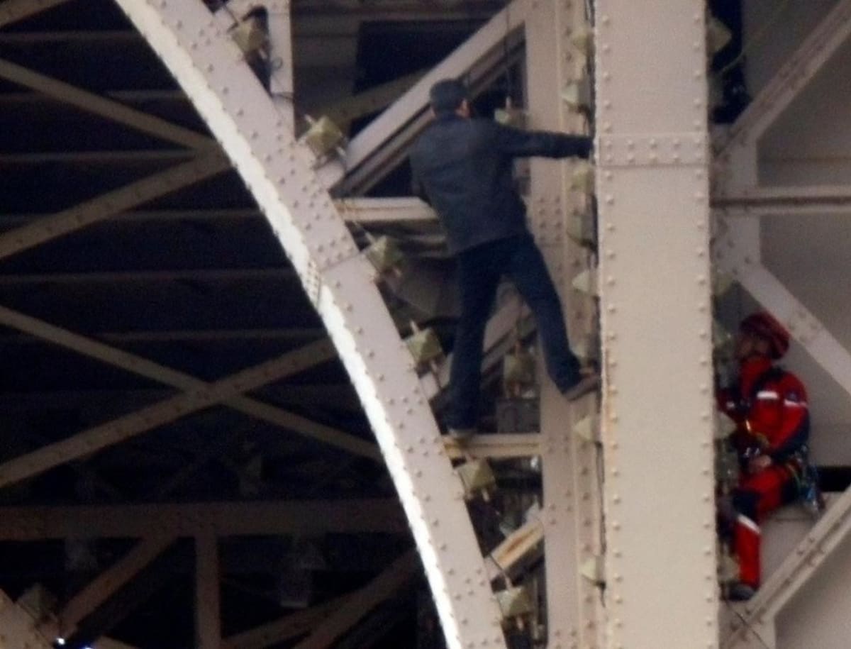 Hombre escala la Torre Eiffel - Reuters