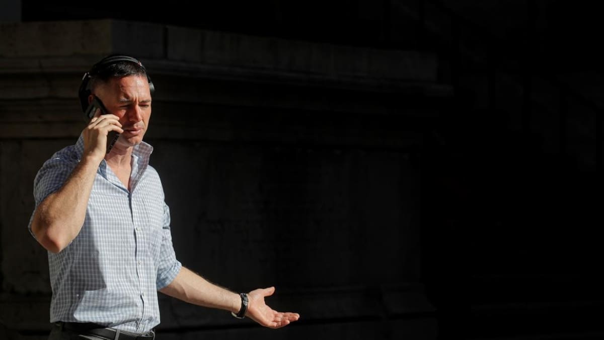 Hombre hablando por teléfono, Reuters.