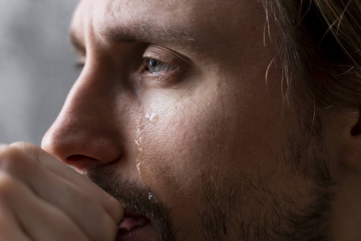 Hombre llorando. Foto Freepik.
