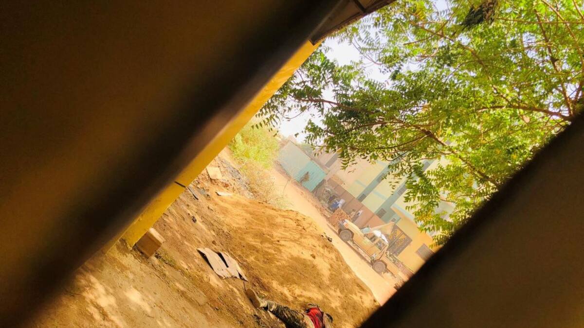 Hombre que se cree es del Ejército de Sudán es hallado muerto. Foto: Reuters.