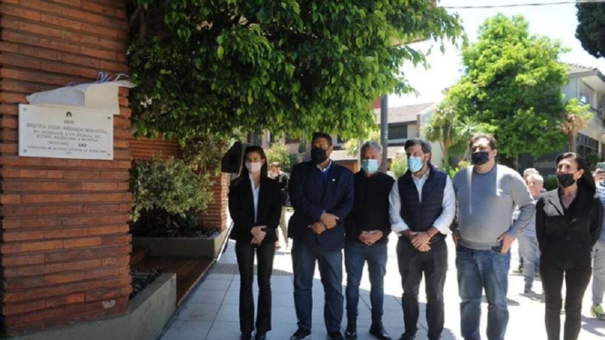 Homenajean a Maradona con una placa en el icónico edificio donde vivió en los 90, EFE