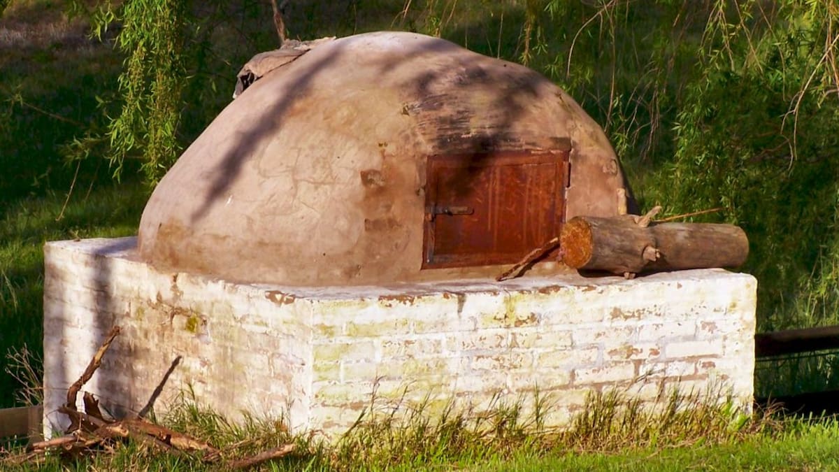 El pueblo bonaerense con aire rural que ofrece asado al horno de barro y menú libre abundante