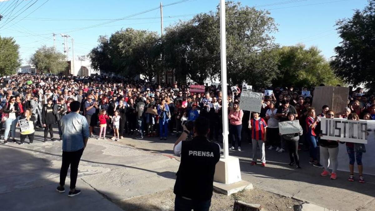 Horror en Puerto Deseado, marcha en reclamo de justicia, niño asesinado, madre violada, foto Twitter
