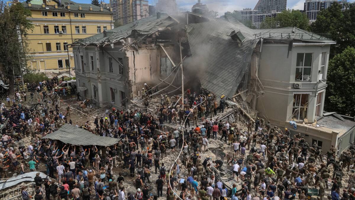 El Hospital Infantil Ohmatdyt, en Ucrania, resultó dañado. Foto: Reuters.