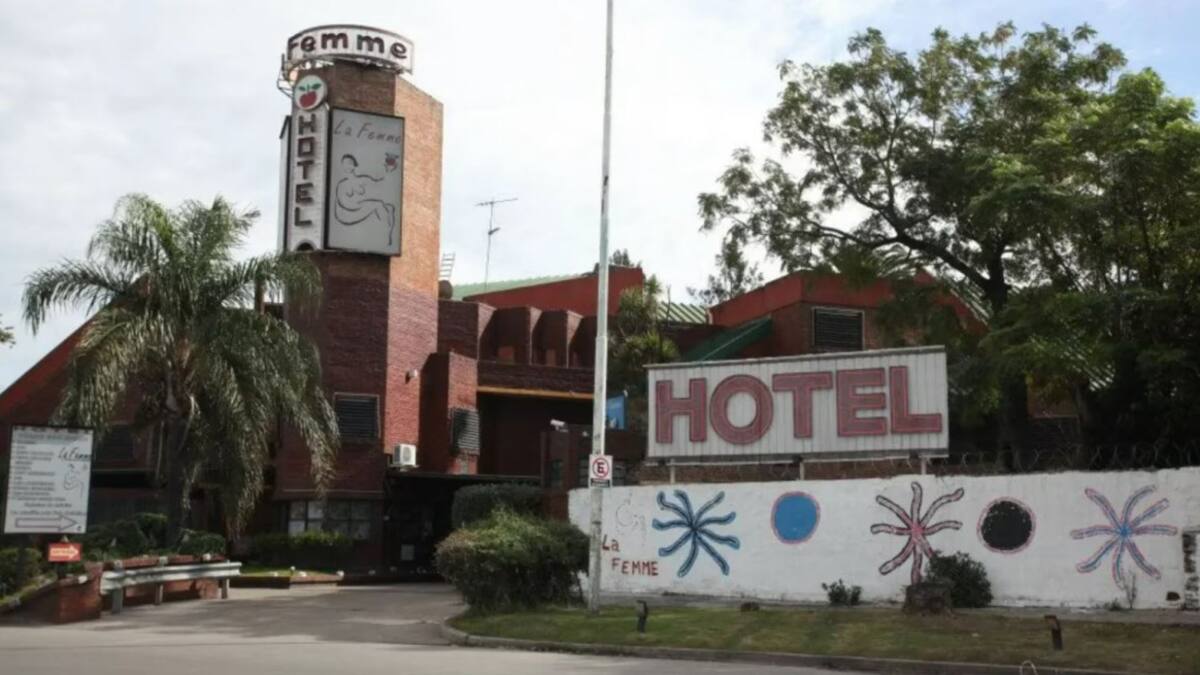 Furia en un hotel alojamiento: quisieron hacer un trío, no los dejaron y destrozaron el lugar