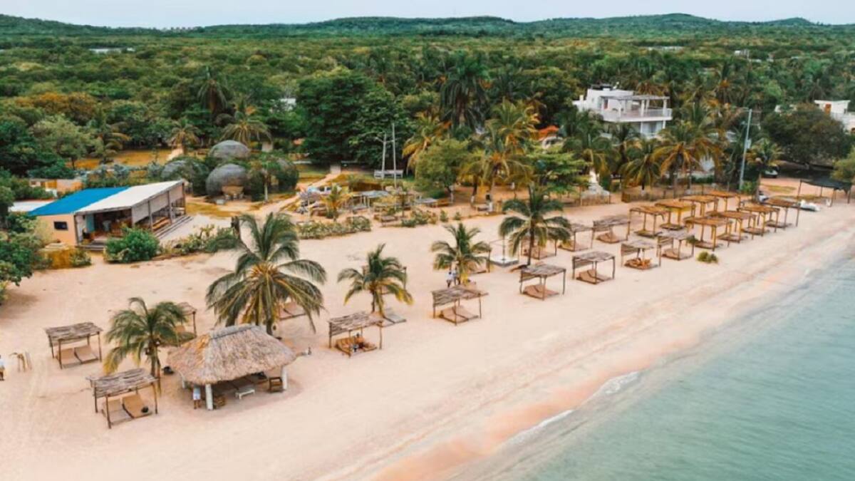 Hotel Fénix Beach, acusado de arrojar residuos en zona de manglar de Tierra Bomba. Foto: Instagram/fenixbeachcartagena