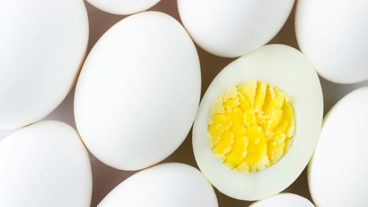 Cómo hacer huevos duros perfectos, según la ciencia: el tiempo exacto y la técnica ideal para conservar sus nutrientes