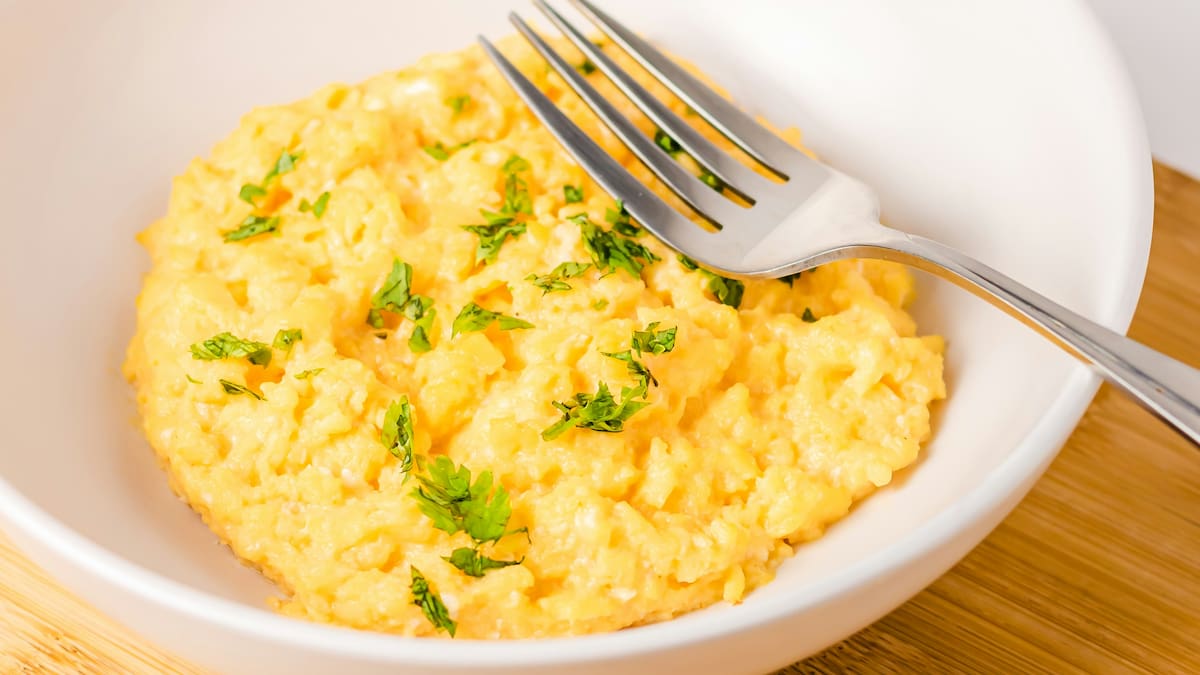 Huevos a la sartén cremosos y exquisitos: el ingrediente secreto para que queden perfectos