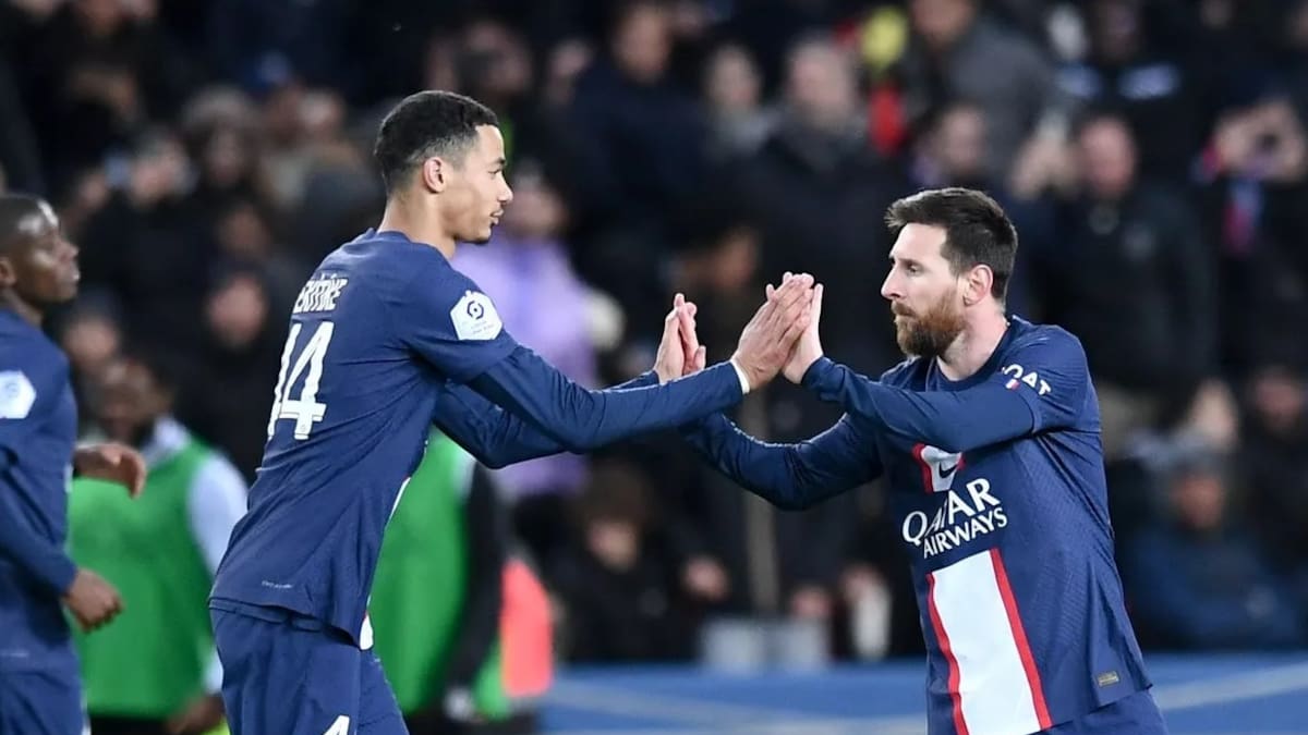 Hugo Ekitike y Lionel Messi en PSG.