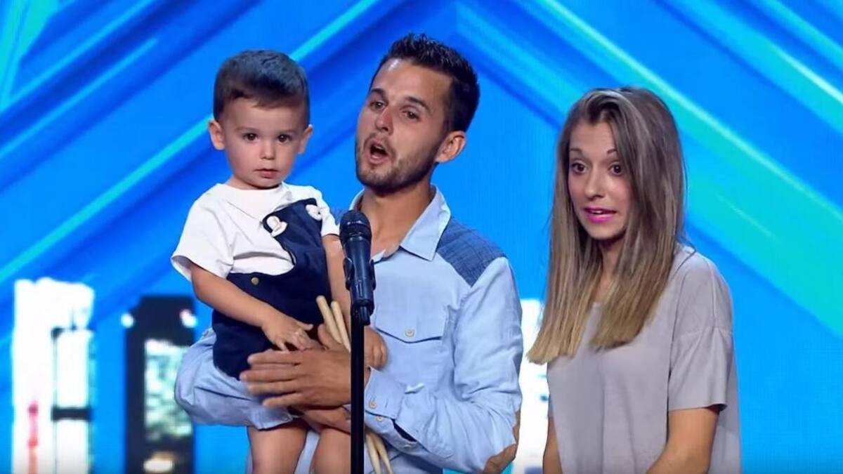 Un nene de dos años toca el tambor a la perfección y deja atónito al público