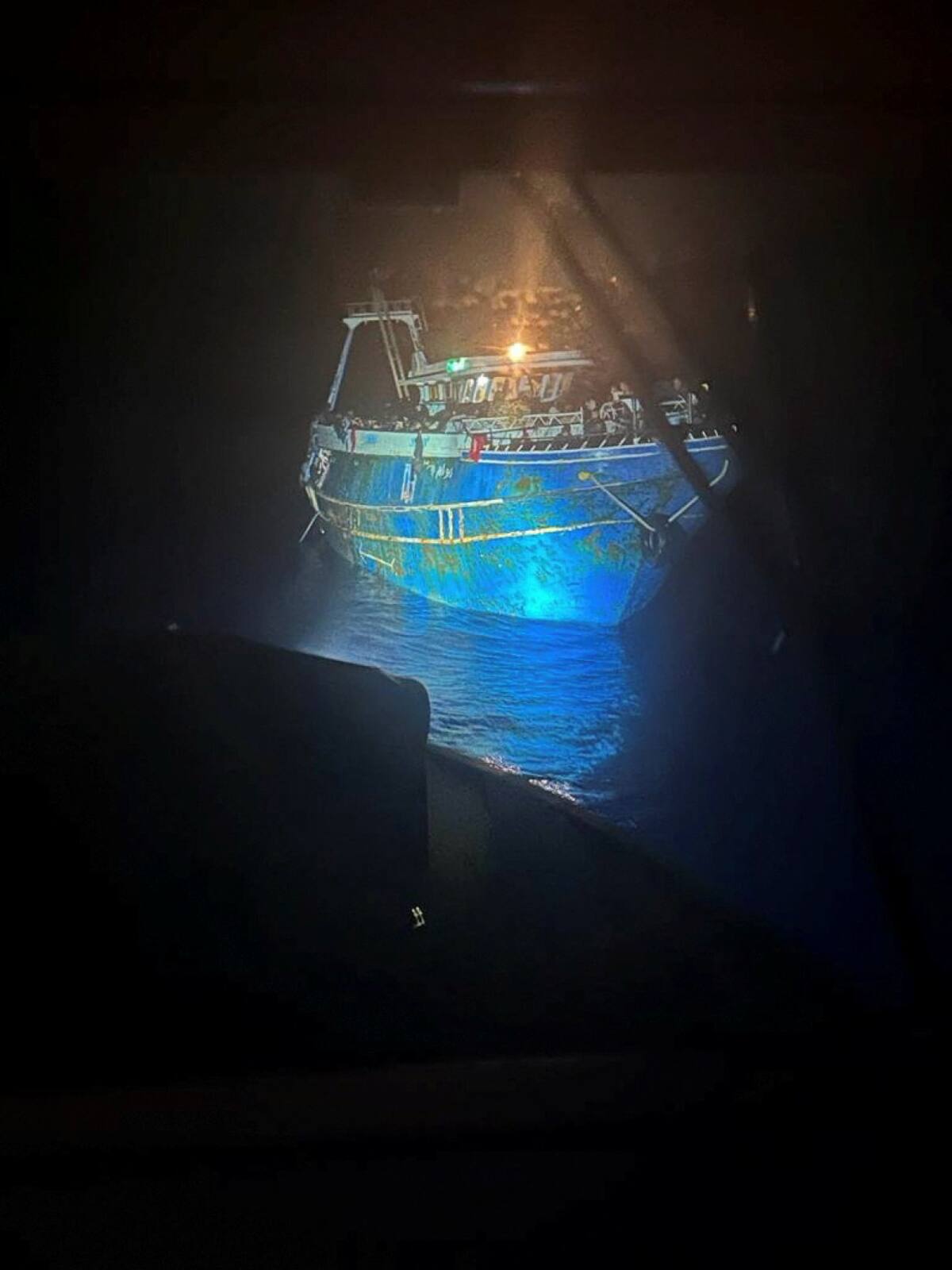 Hundimiento de un barco en las costas griegas. Foto: Reuters.