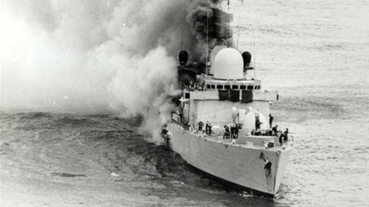 Hundimiento del HMS Sheffield en Malvinas. Foto: Archivo.