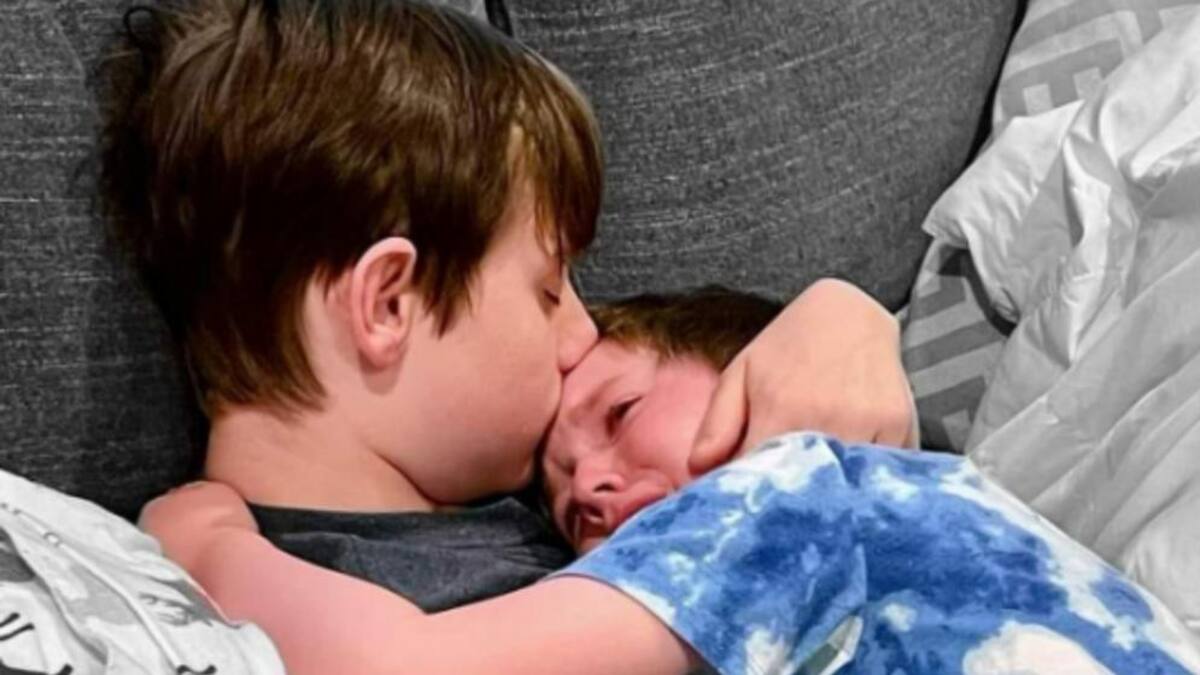 Ian junto a su hermano menor. Foto: Facebook Prayers for you