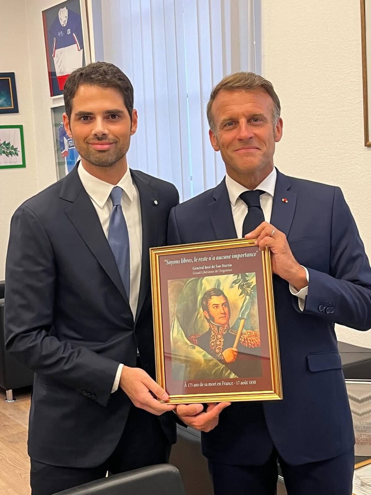Ian Sielecki, embajador de Argentina en Francia, junto a Emmanuel Macron.