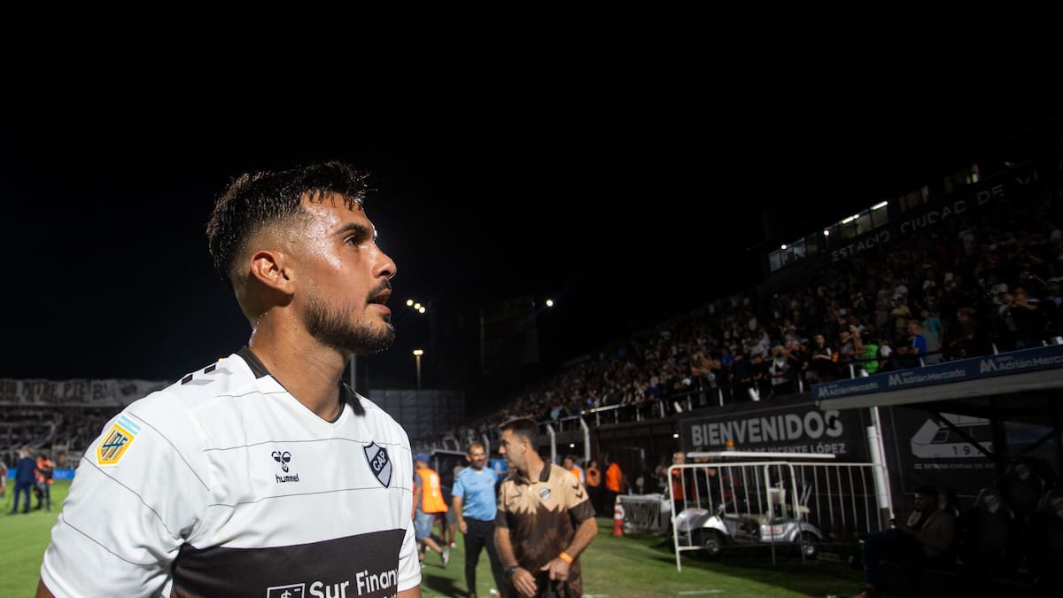 Escándalo en Platense: Ignacio Vázquez se quiso agarrar a las piñas con los hinchas tras la goleada 4-0 ante Talleres