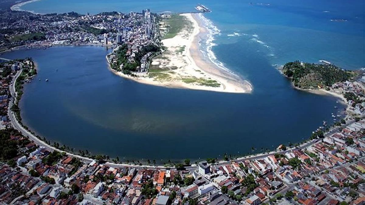 Entre senderos y morros: dónde queda la playa virgen de Brasil que eligen los jubilados por la paz y la tranquilidad