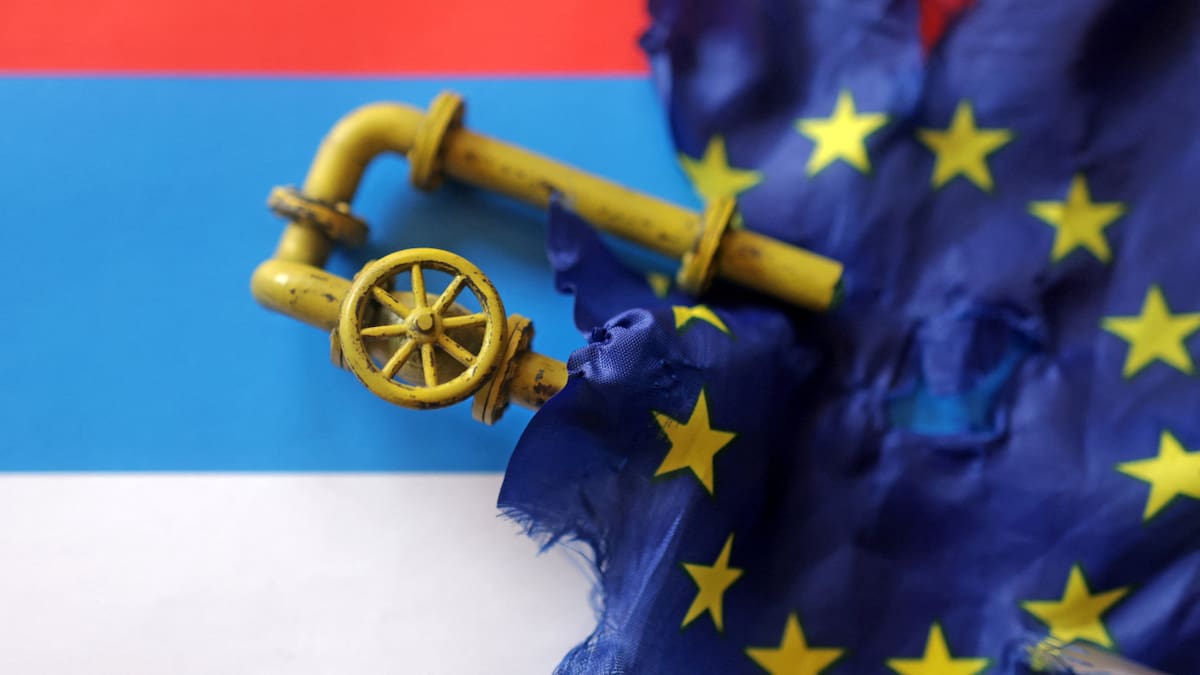 Ilustración: Gasoducto de gas natural y una bandera rasgada de la Unión Europea sobre una bandera rusa. Reuters