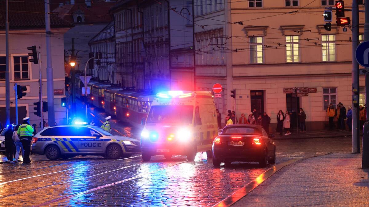 Imágenes del operativo policial en la Universidad Carolina de Praga, tras un tiroteo. EFE
