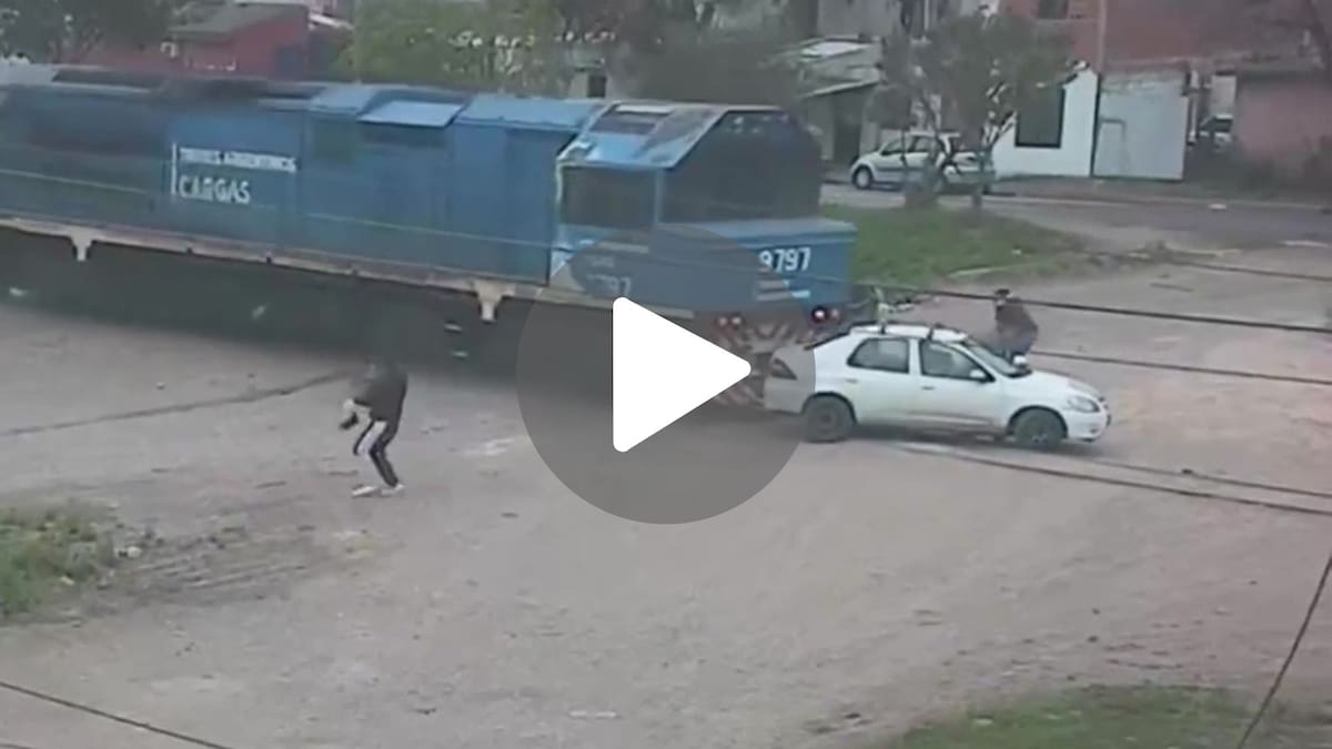 Video dramático en Córdoba: un tren de cargas chocó contra un auto detenido en las vías y una mujer quedó atrapada