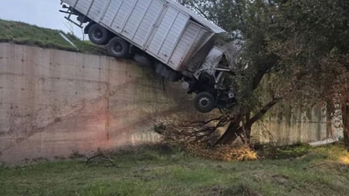 Impactante choque en la autopista Córdoba-Rosario: un camión quedó colgado sobre la Ruta 13