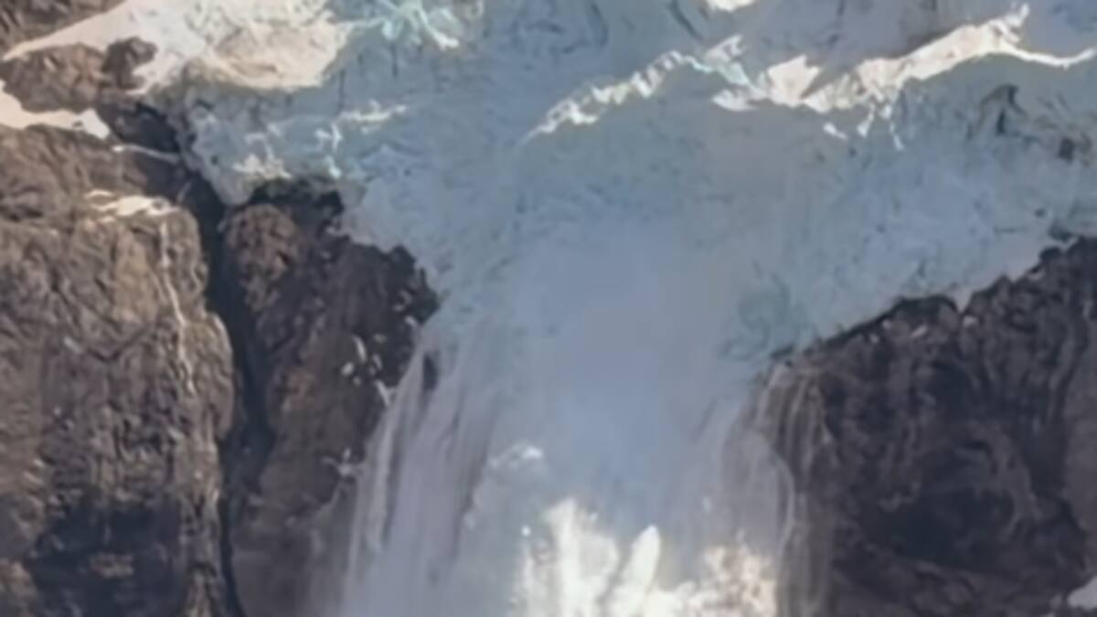 Impactante desprendimiento de hielo en el glaciar Piedras Blancas.
