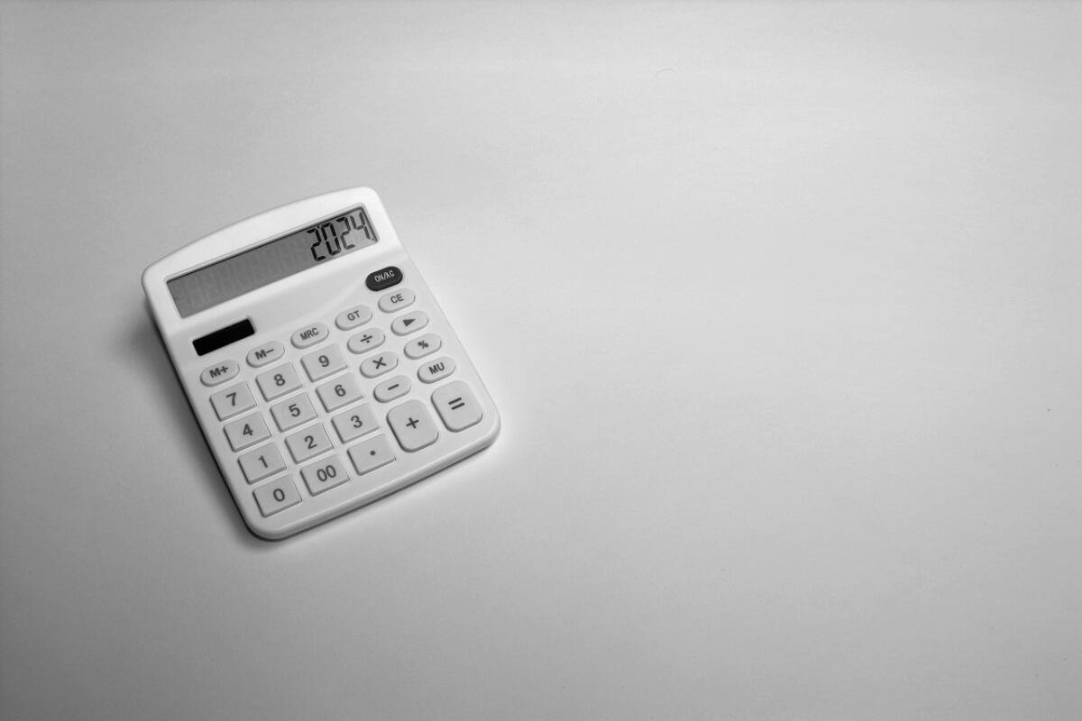 Impuesto a las Ganancias; calculadora. Foto: Unsplash.