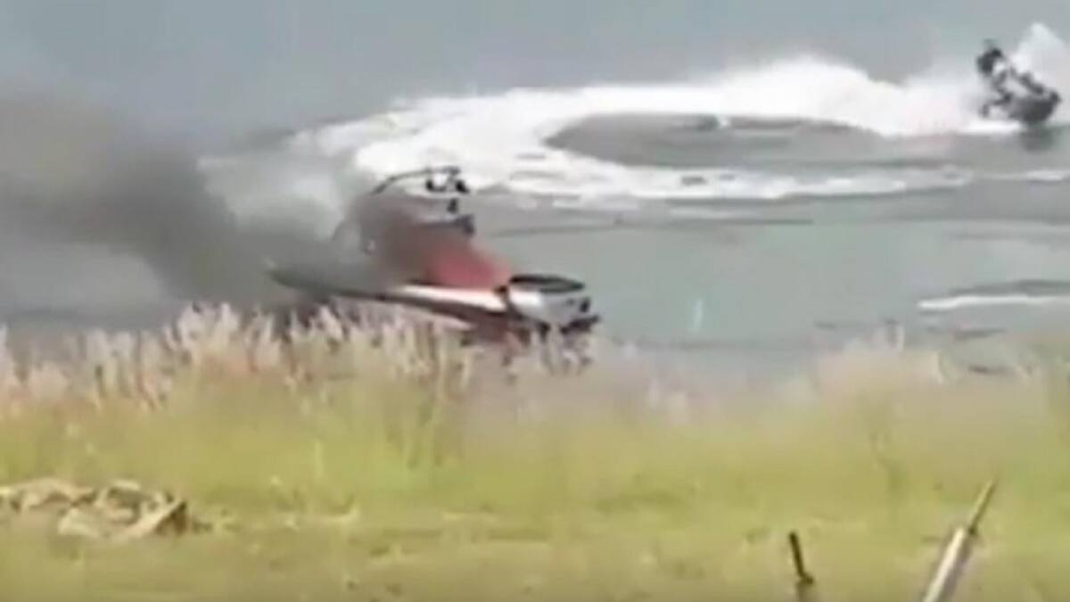 Incendio de lancha - Bombero insólito