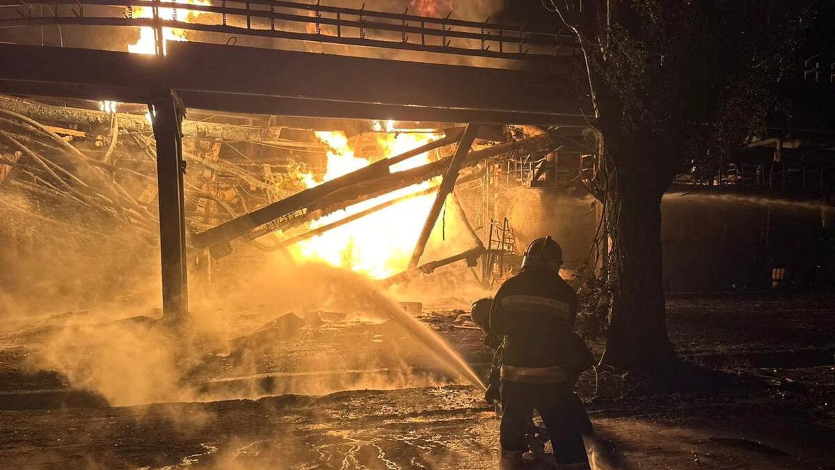 Incendio de refinería tras ataque de drones de Rusia. Foto: Reuters.